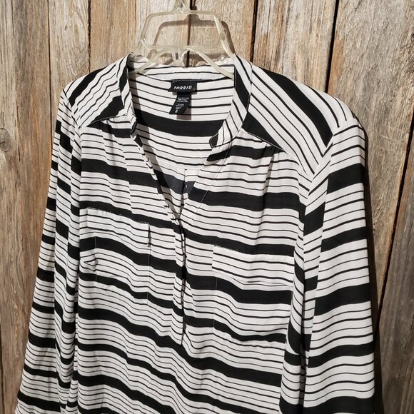 Torrid 0X Women's Top Blouse Black White Striped Long Sleeve V Neck Henley Plus - Picture 2 of 7